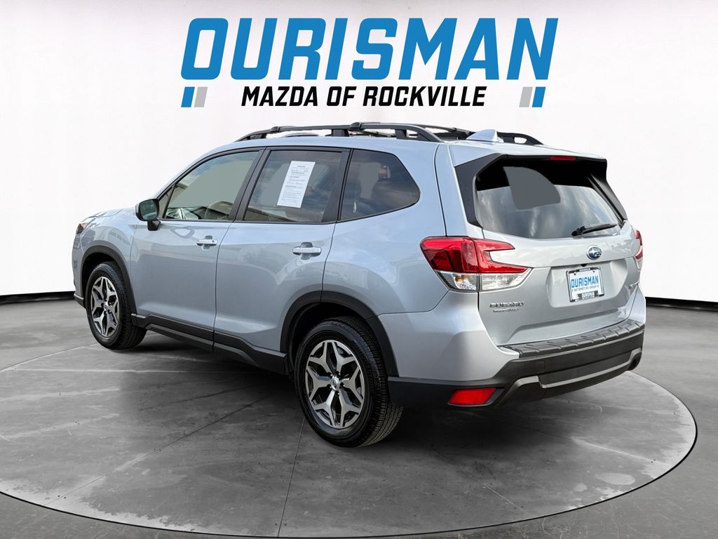 2023 Subaru Forester Premium photo 4