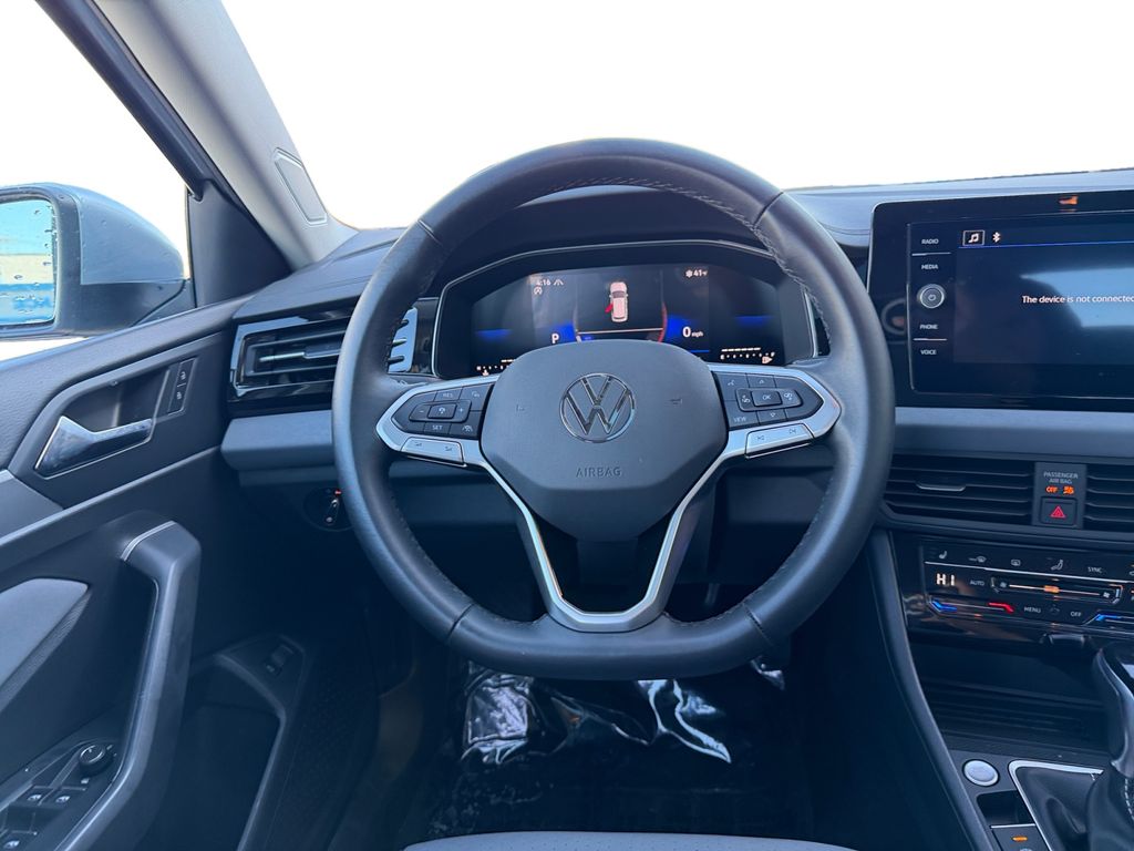 2025 Volkswagen Jetta SE - Photo 12