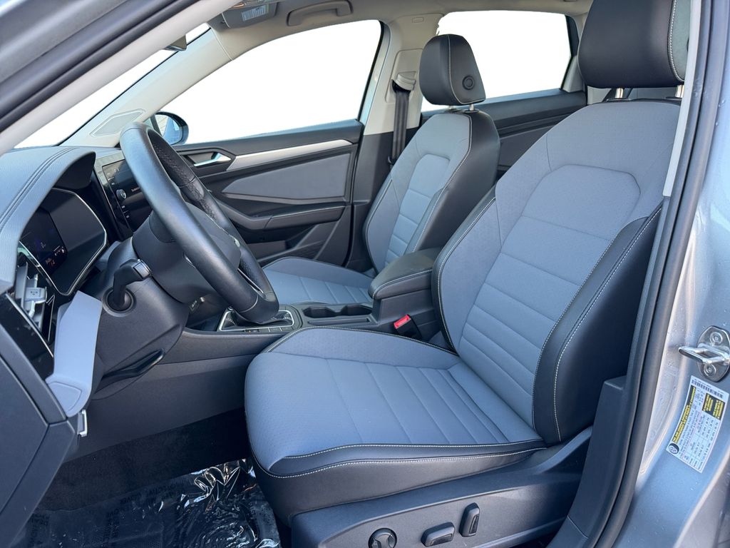 2025 Volkswagen Jetta SE - Photo 9
