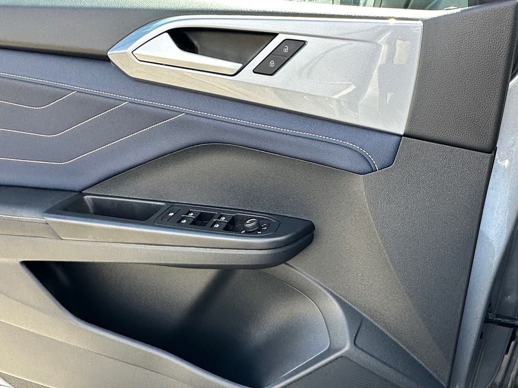 2025 Volkswagen Taos SEL - Photo 11