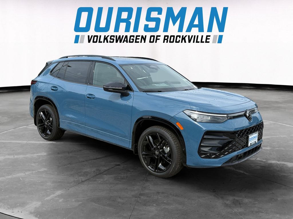 2025 Volkswagen Tiguan SE R-LINE BLACK's photo