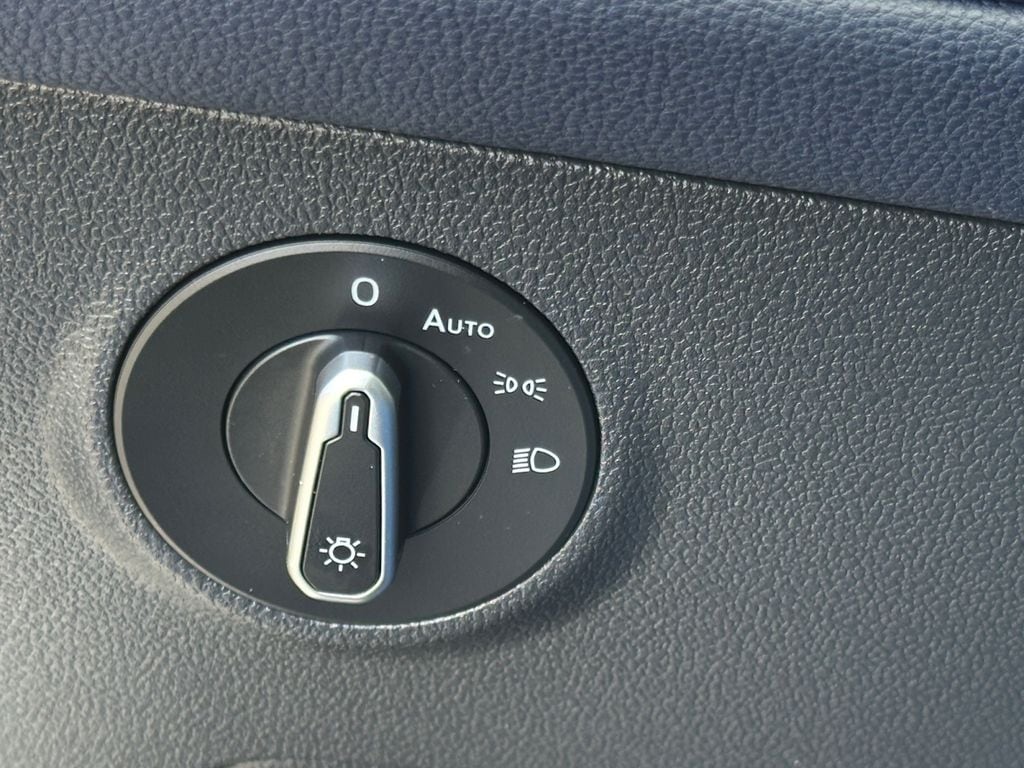 2025 Volkswagen Taos SEL - Photo 24