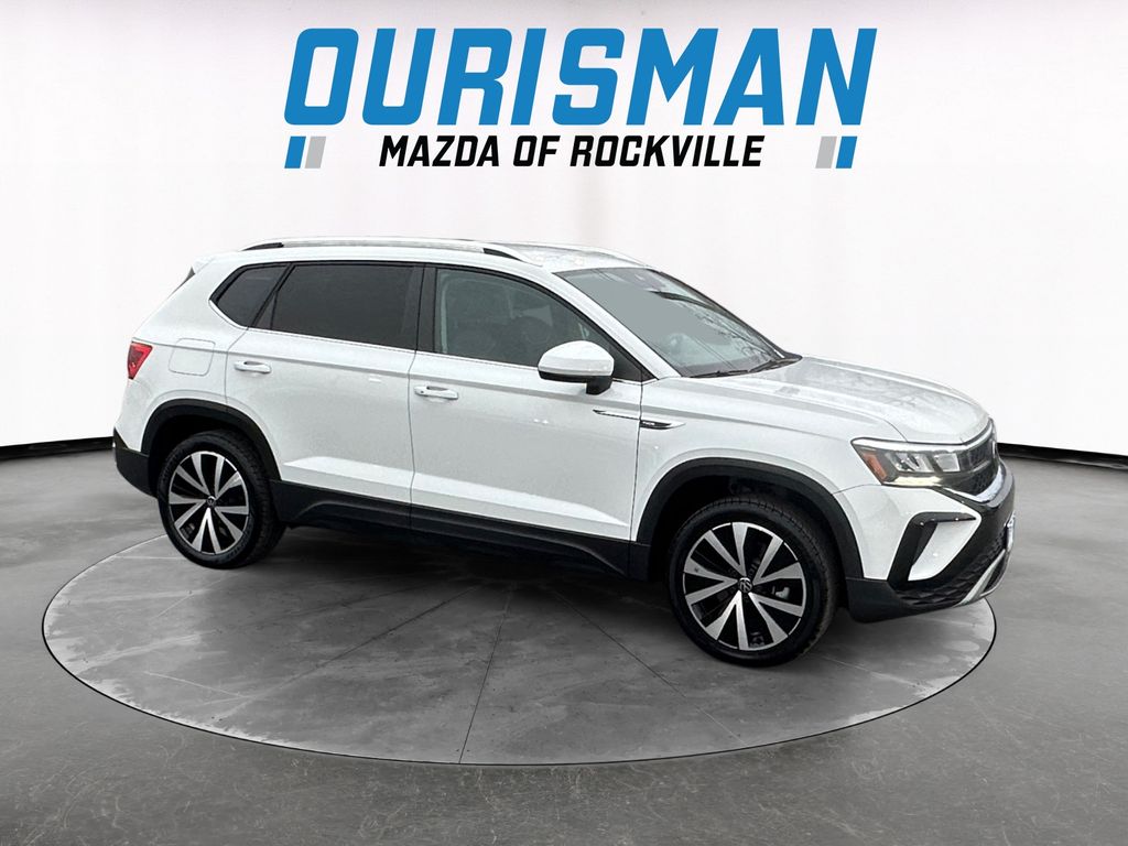 2023 Volkswagen Taos SE's photo