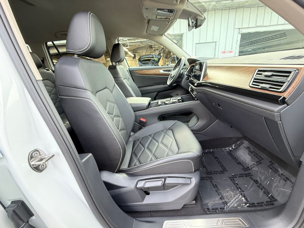 2025 Volkswagen Atlas SE w/Tech - Photo 24