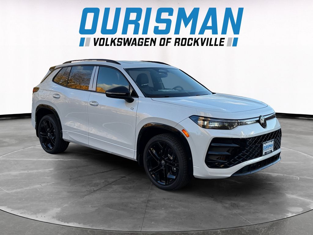 2025 Volkswagen Tiguan SE R-LINE BLACK's photo