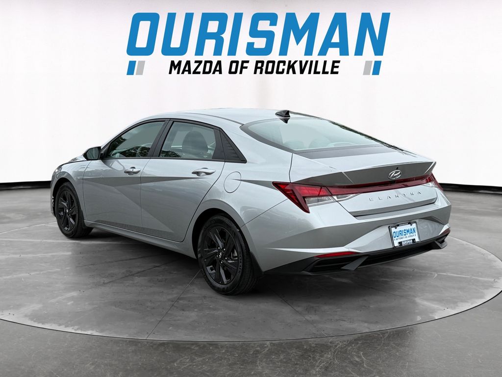 2022 Hyundai Elantra SEL photo 4