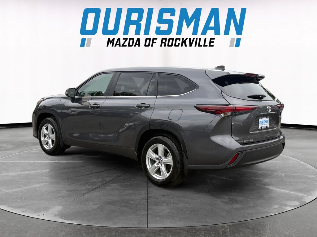2024 Toyota Highlander LE photo 2