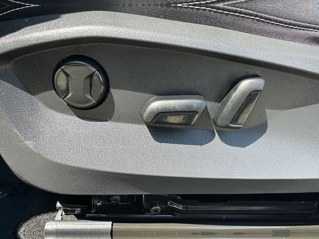 2025 Volkswagen Taos SEL - Photo 10