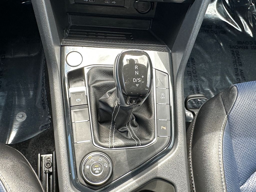 2025 Volkswagen Taos SEL - Photo 18