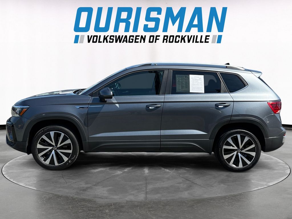 2024 Volkswagen Taos SE photo 3
