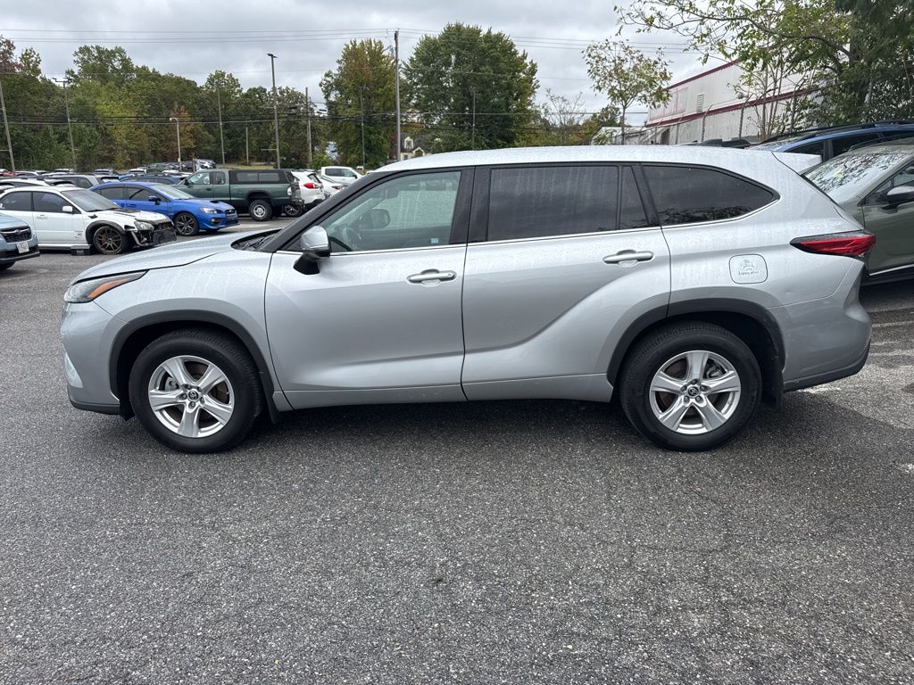 2022 Toyota Highlander LE photo 2