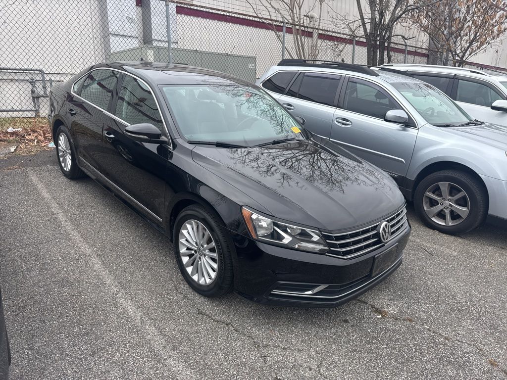 2016 Volkswagen Passat SE's photo