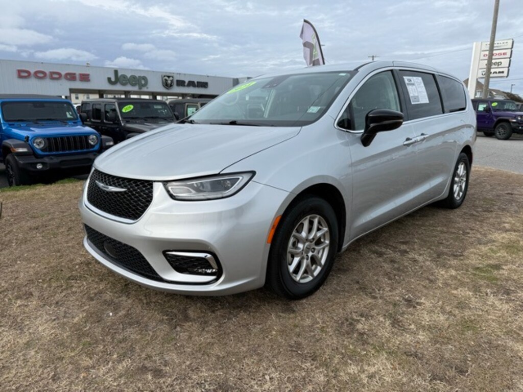 Used 2024 Chrysler Pacifica Touring L Minivan/Van