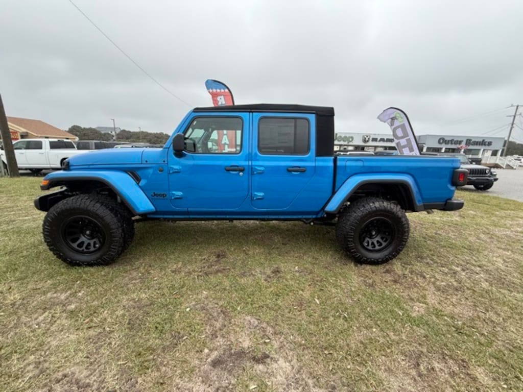 New 2025 Jeep Gladiator SPORT S 4X4 Pickup