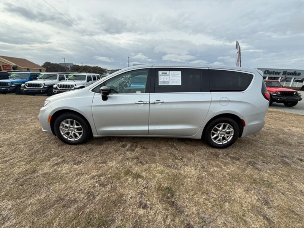 Used 2024 Chrysler Pacifica Touring L Minivan/Van