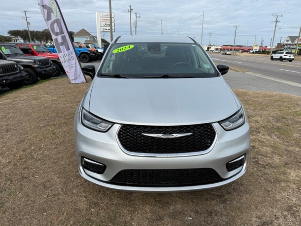 Used 2024 Chrysler Pacifica Touring L Minivan/Van