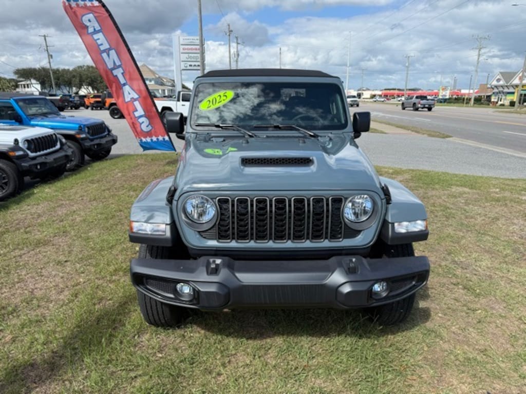 New 2025 Jeep Gladiator SPORT S 4X4 Pickup