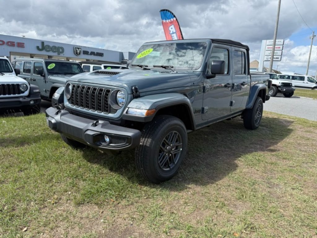 New 2025 Jeep Gladiator SPORT S 4X4 Pickup