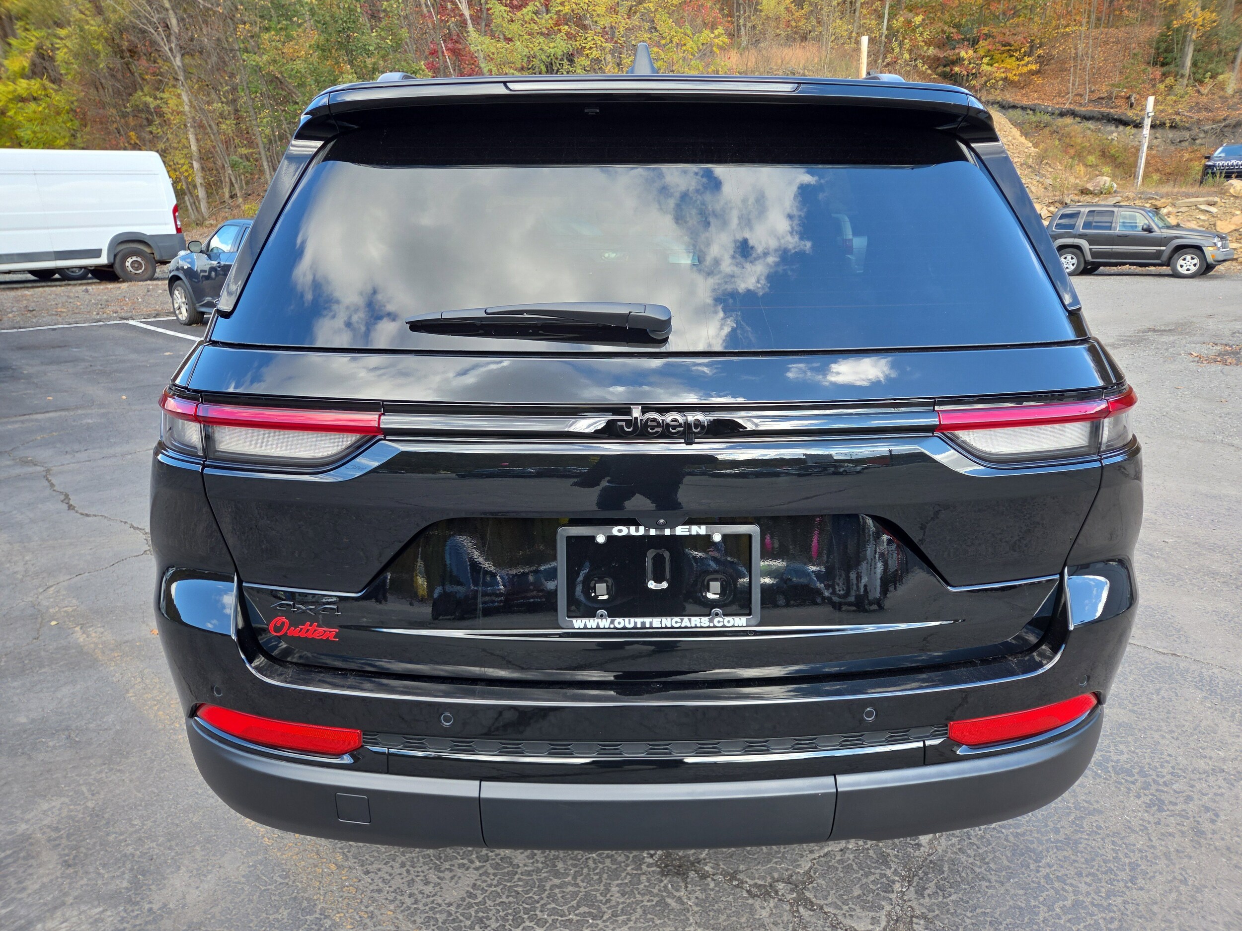 2025 Jeep Grand Cherokee Laredo photo 2