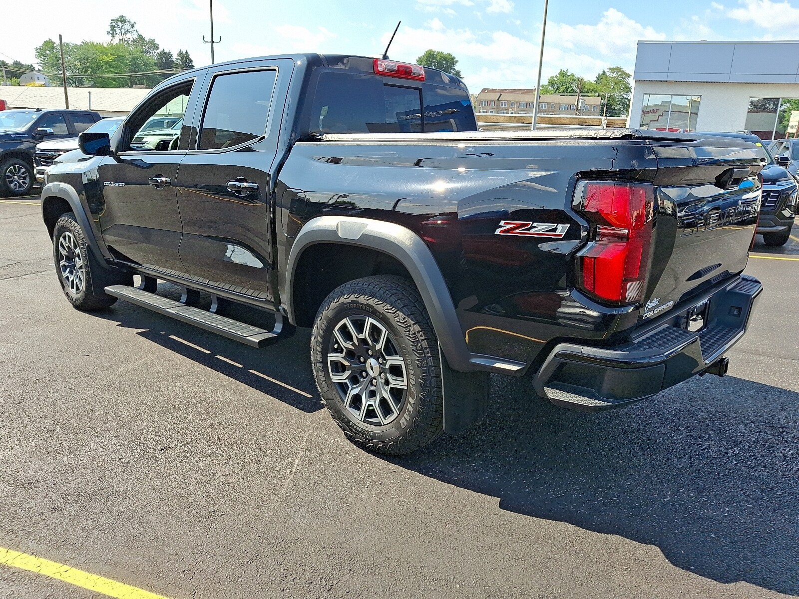 2023 Chevrolet Colorado Z71 photo 2