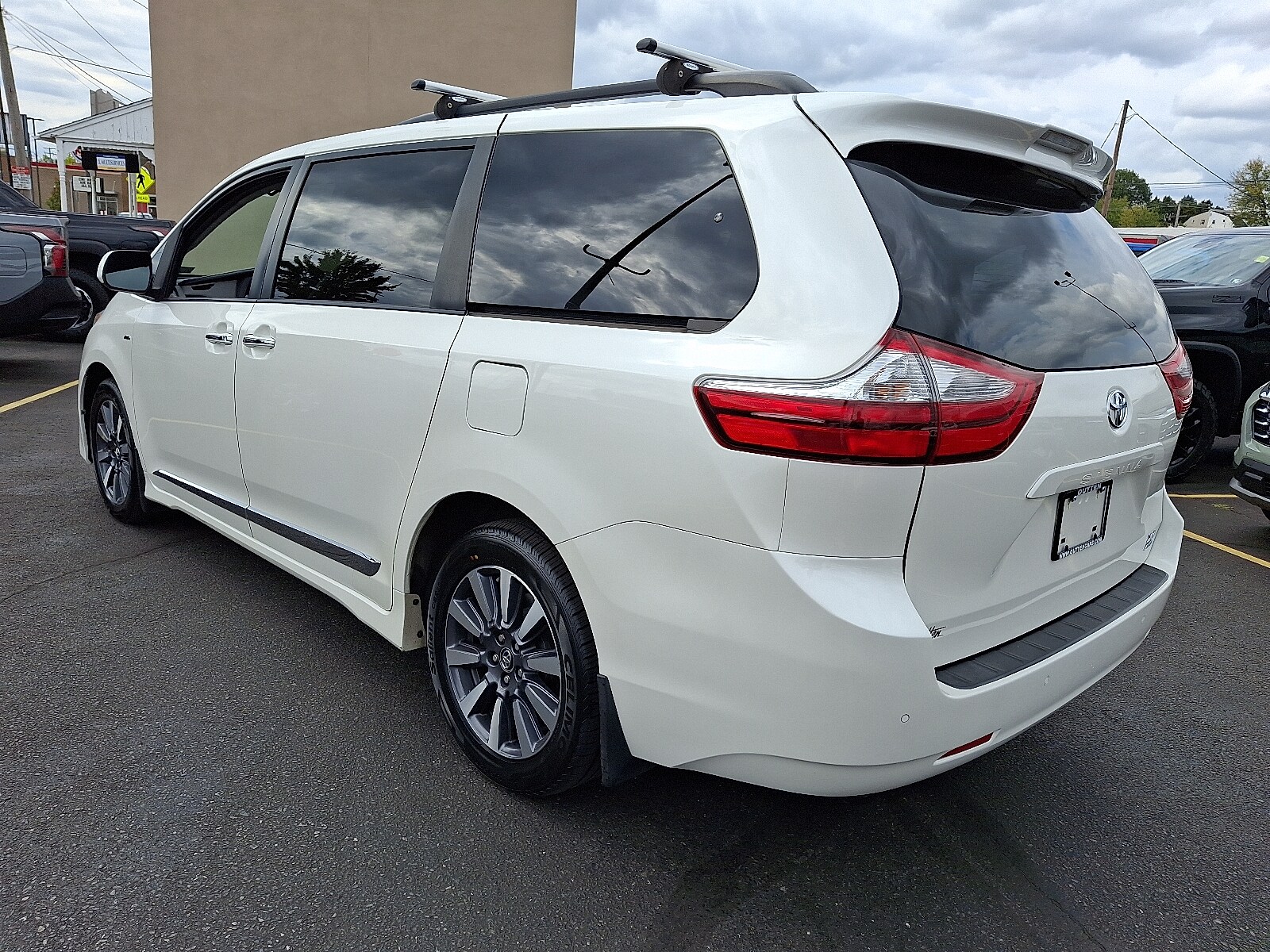 2018 Toyota Sienna XLE photo 3