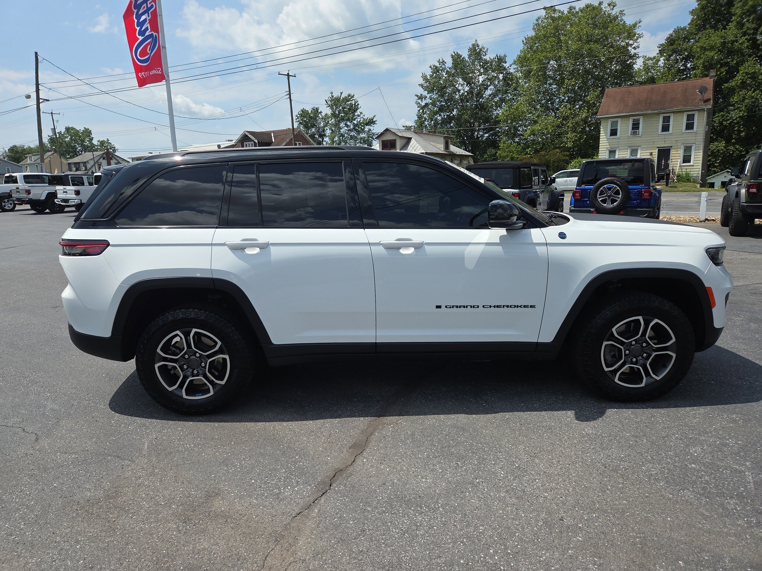 2023 Jeep Cherokee 4xe Trailhawk photo 2