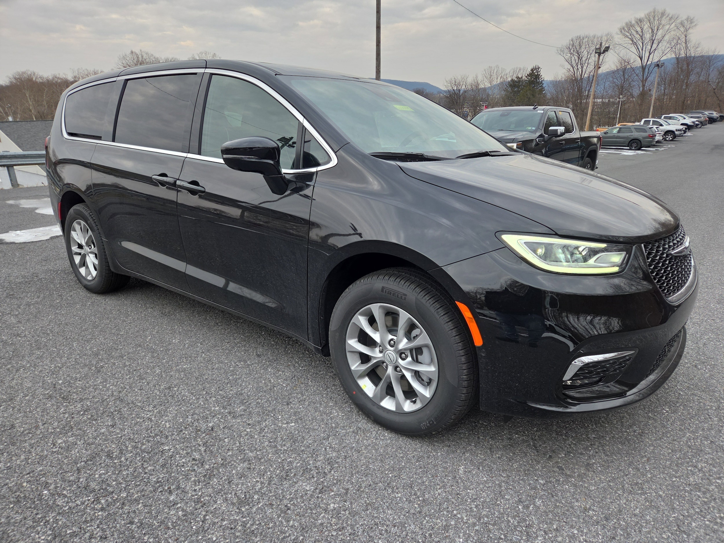 2026 Chrysler Pacifica Limited's photo