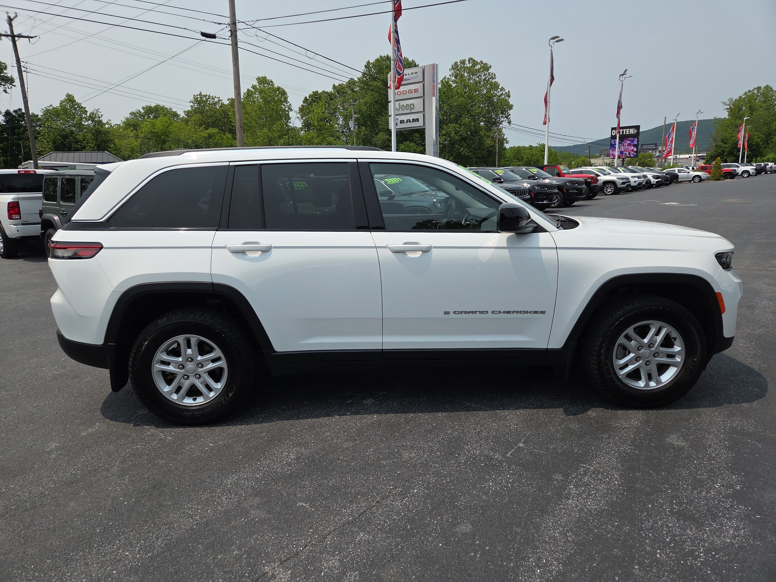 2022 Jeep Grand Cherokee Laredo photo 2