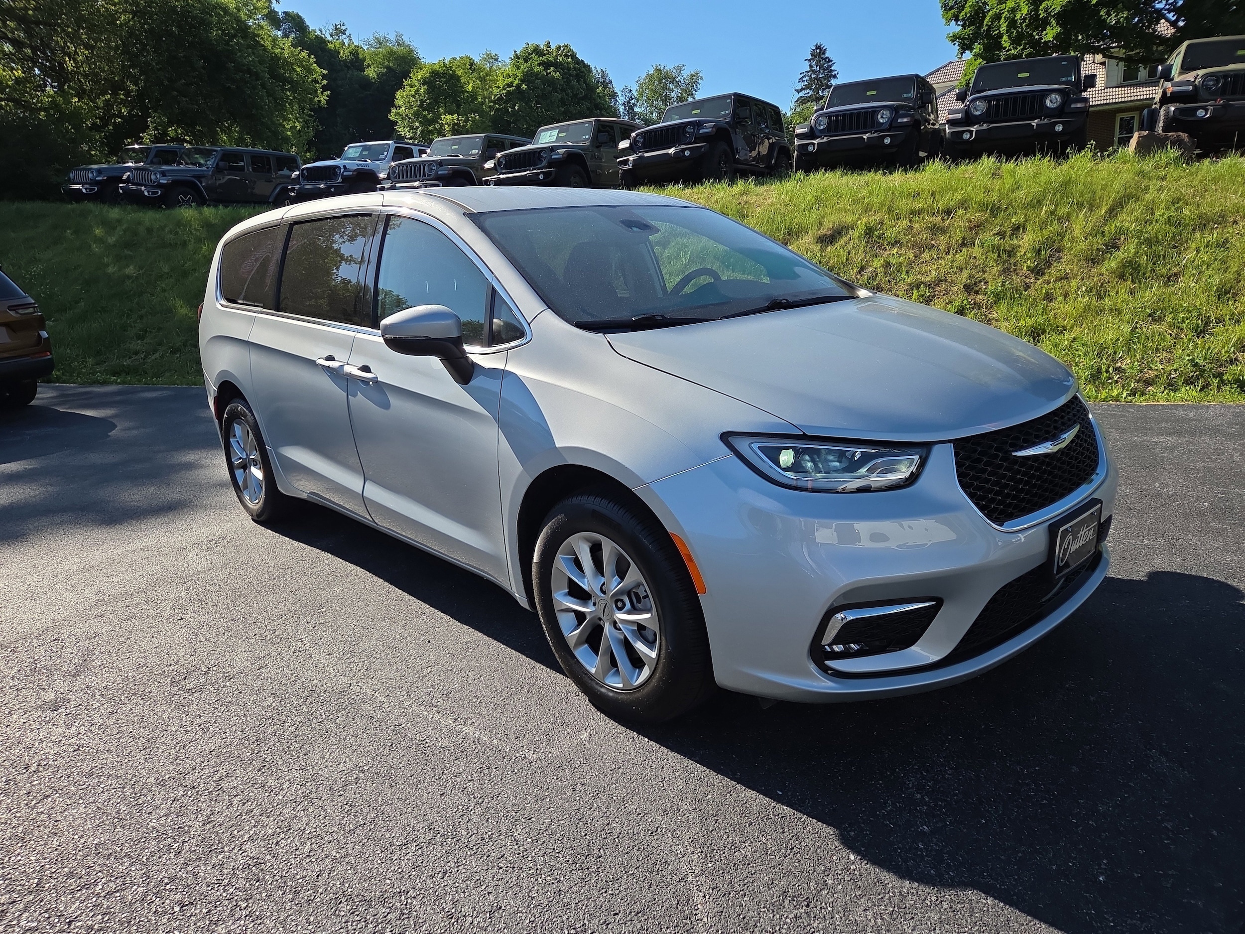 2023 Chrysler Pacifica Touring L AWD's photo