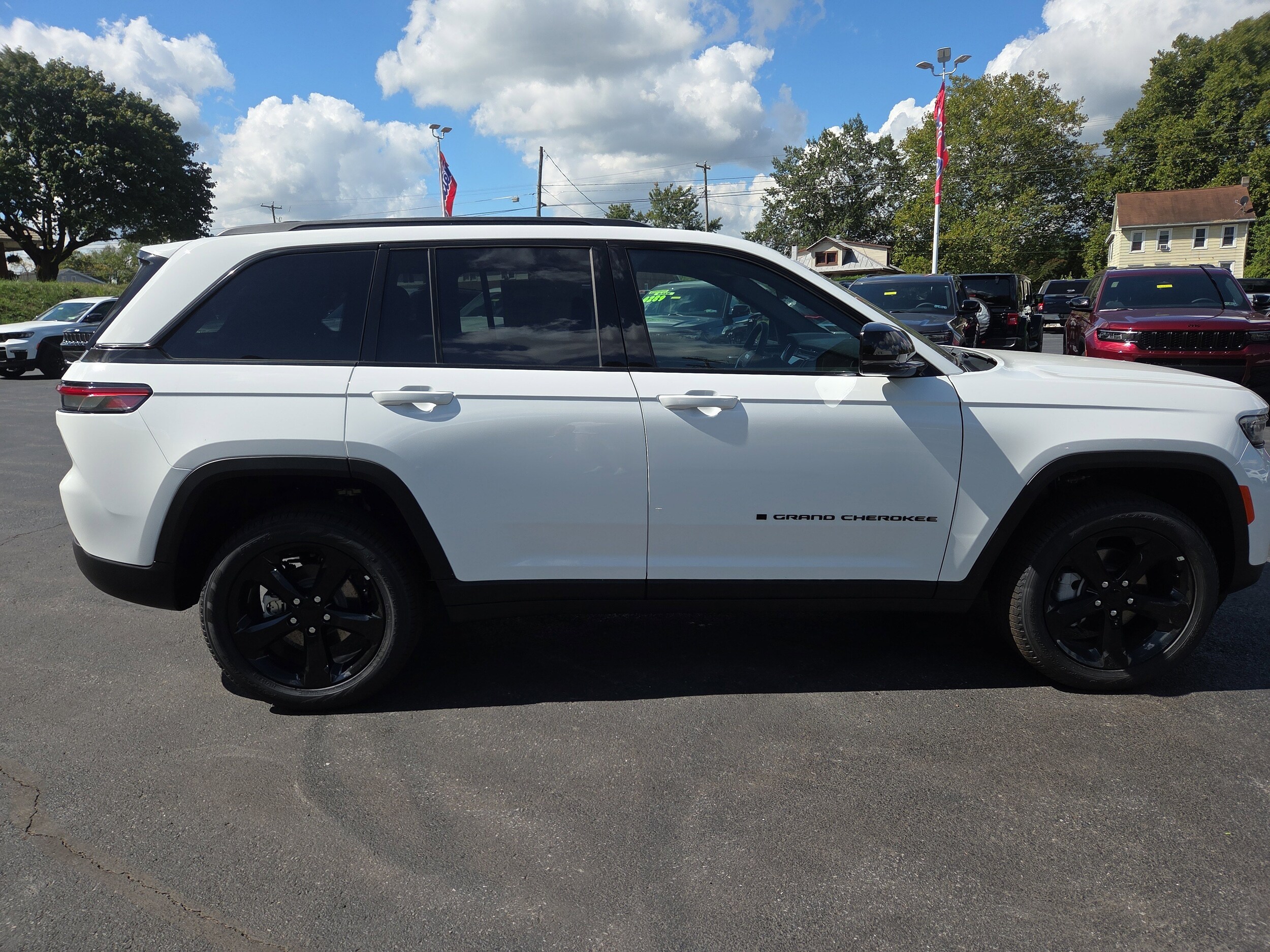 2025 Jeep Grand Cherokee Limited photo 2
