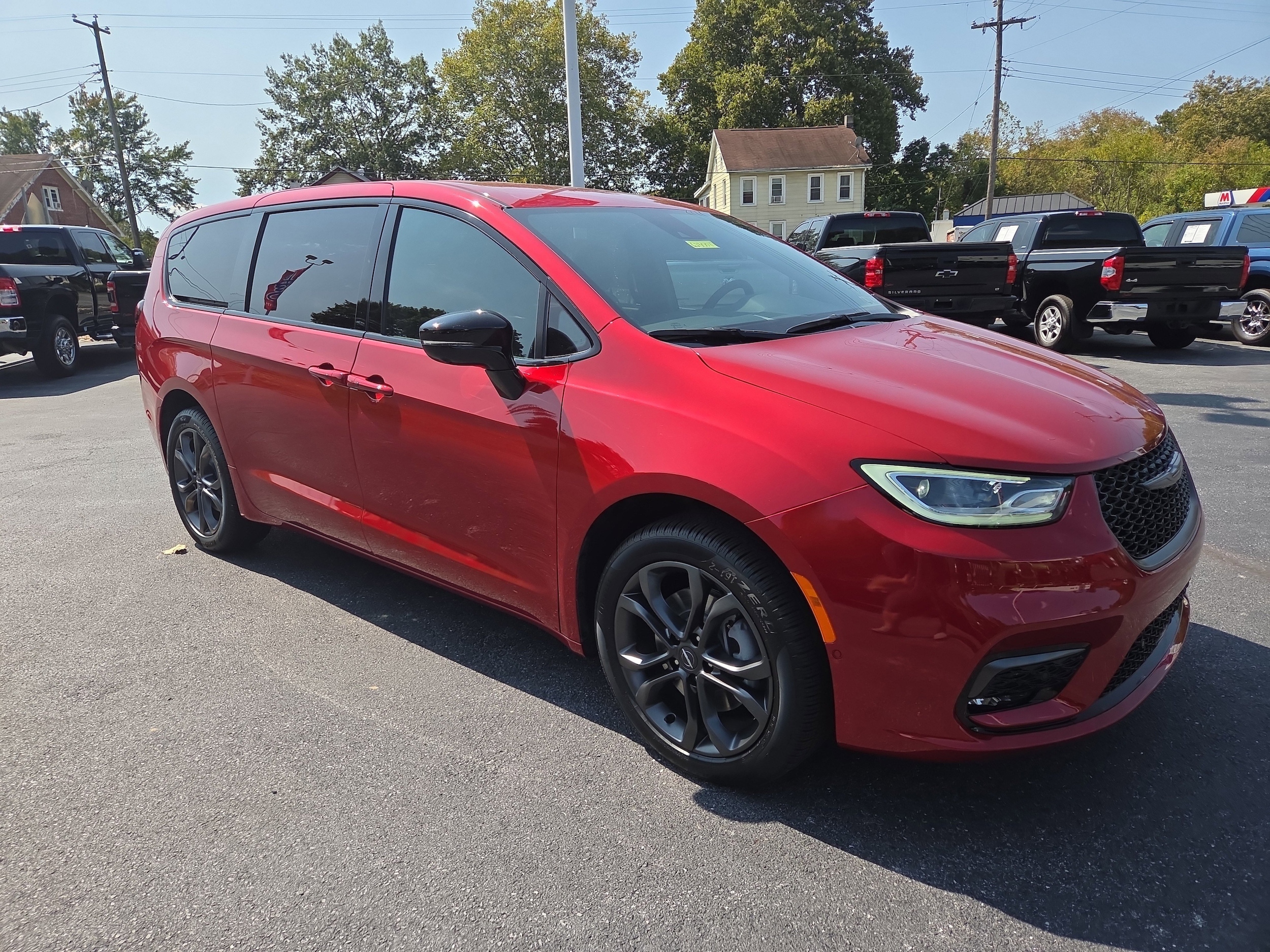 2026 Chrysler Pacifica Select's photo