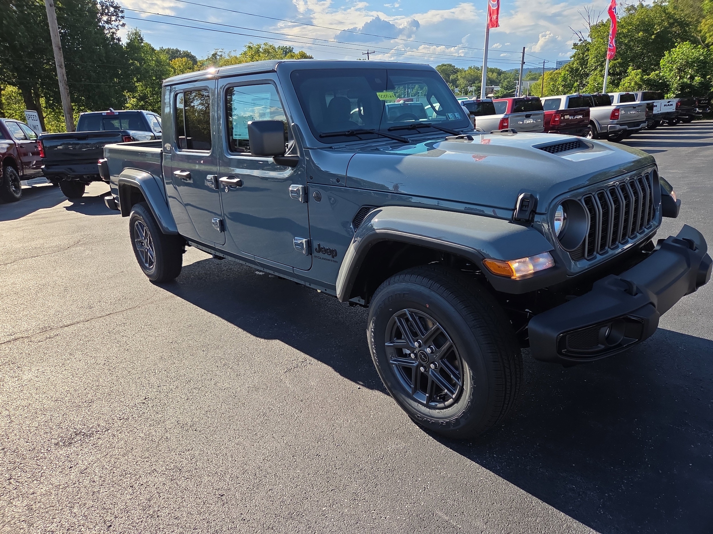 2025 Jeep Gladiator Sport S's photo