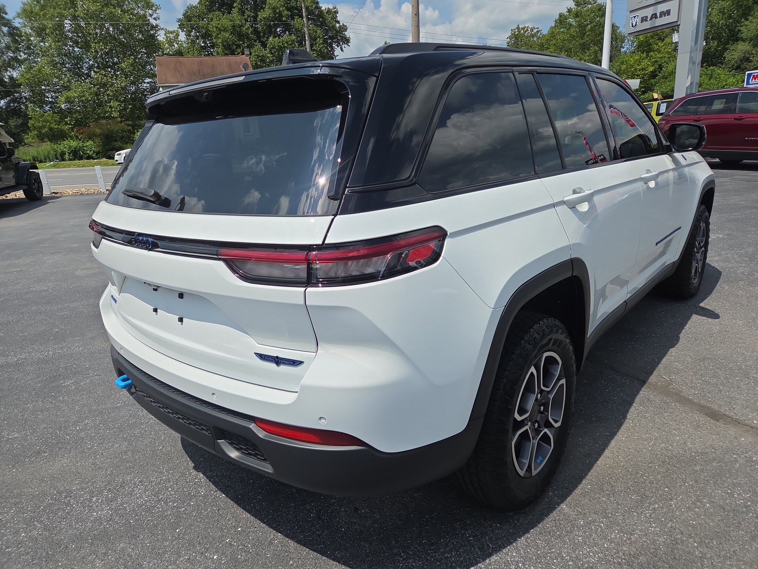 2023 Jeep Cherokee 4xe Trailhawk photo 3