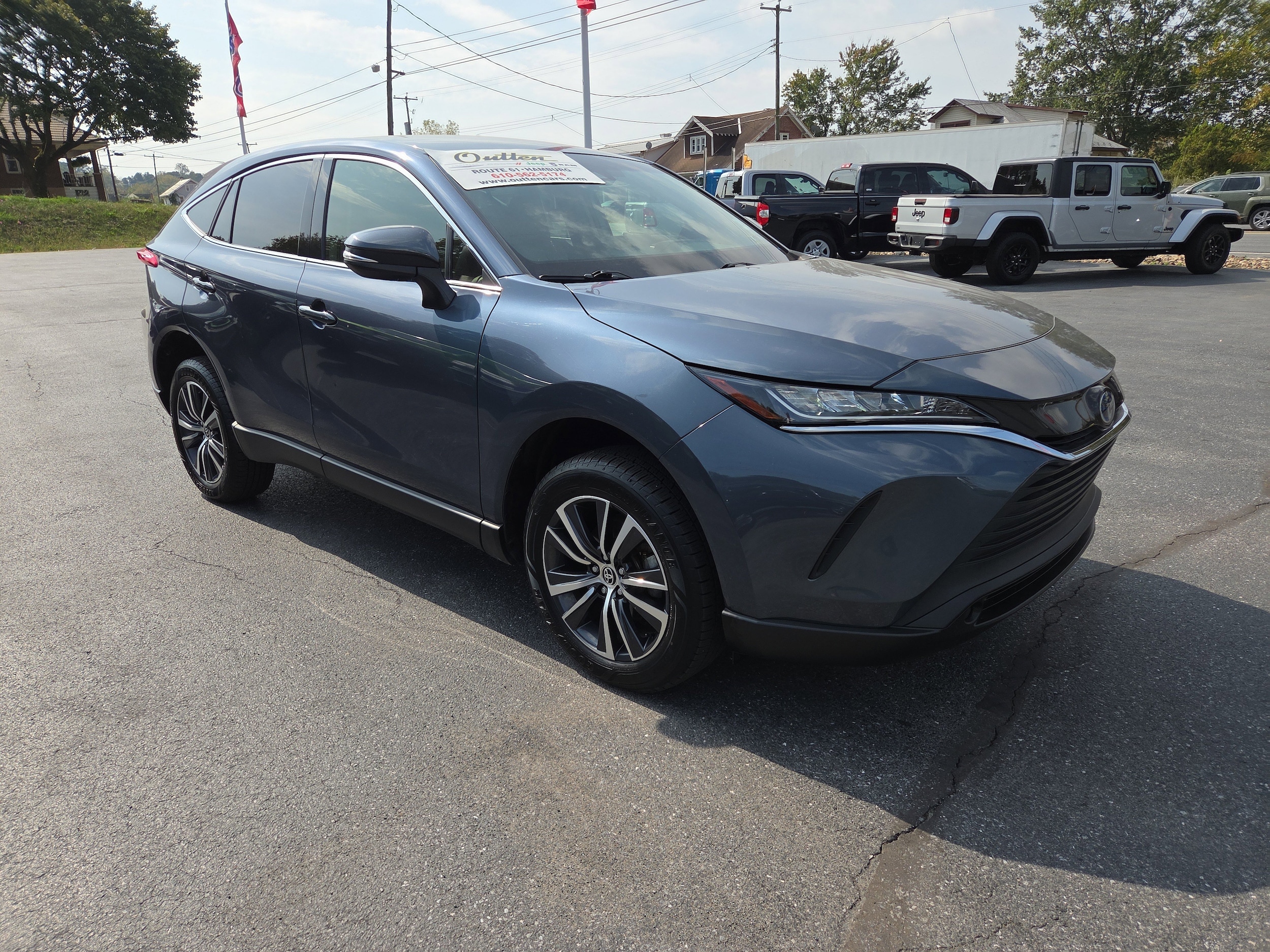 2022 Toyota Venza LE's photo