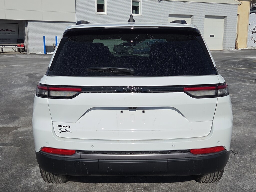 New 2026 Jeep Grand Cherokee Laredo Sport Utility