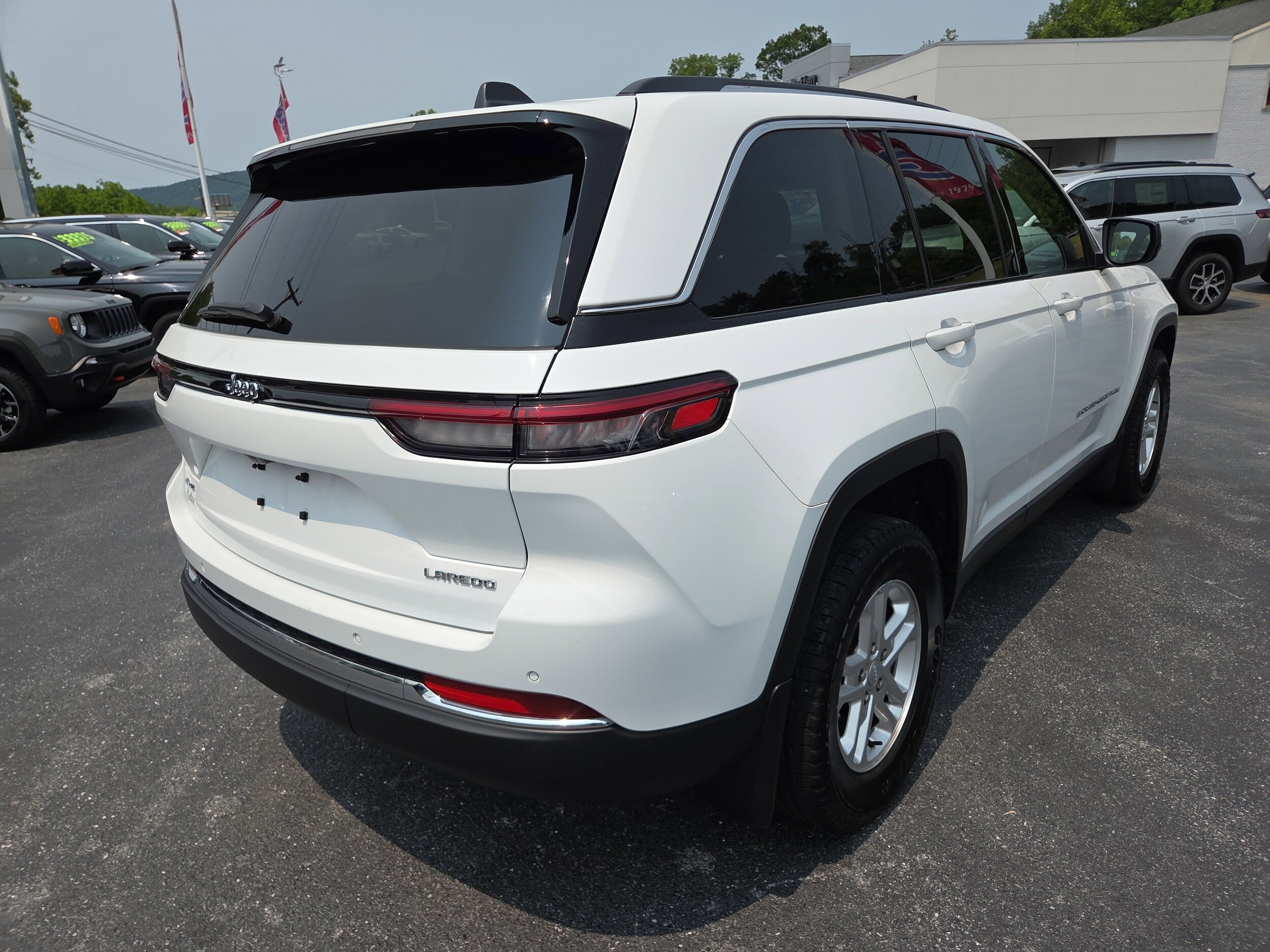 2022 Jeep Grand Cherokee Laredo photo 3