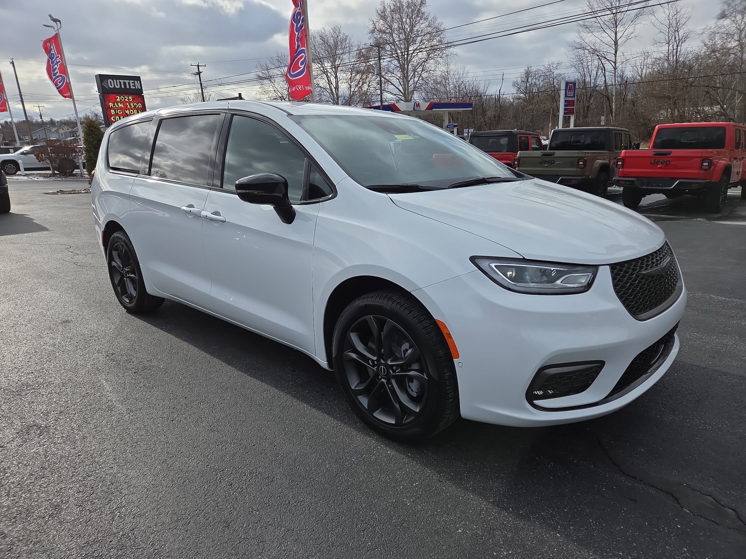 2026 Chrysler Pacifica Select's photo