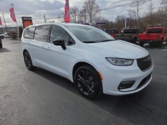 2026 Chrysler Pacifica Select Passenger Van