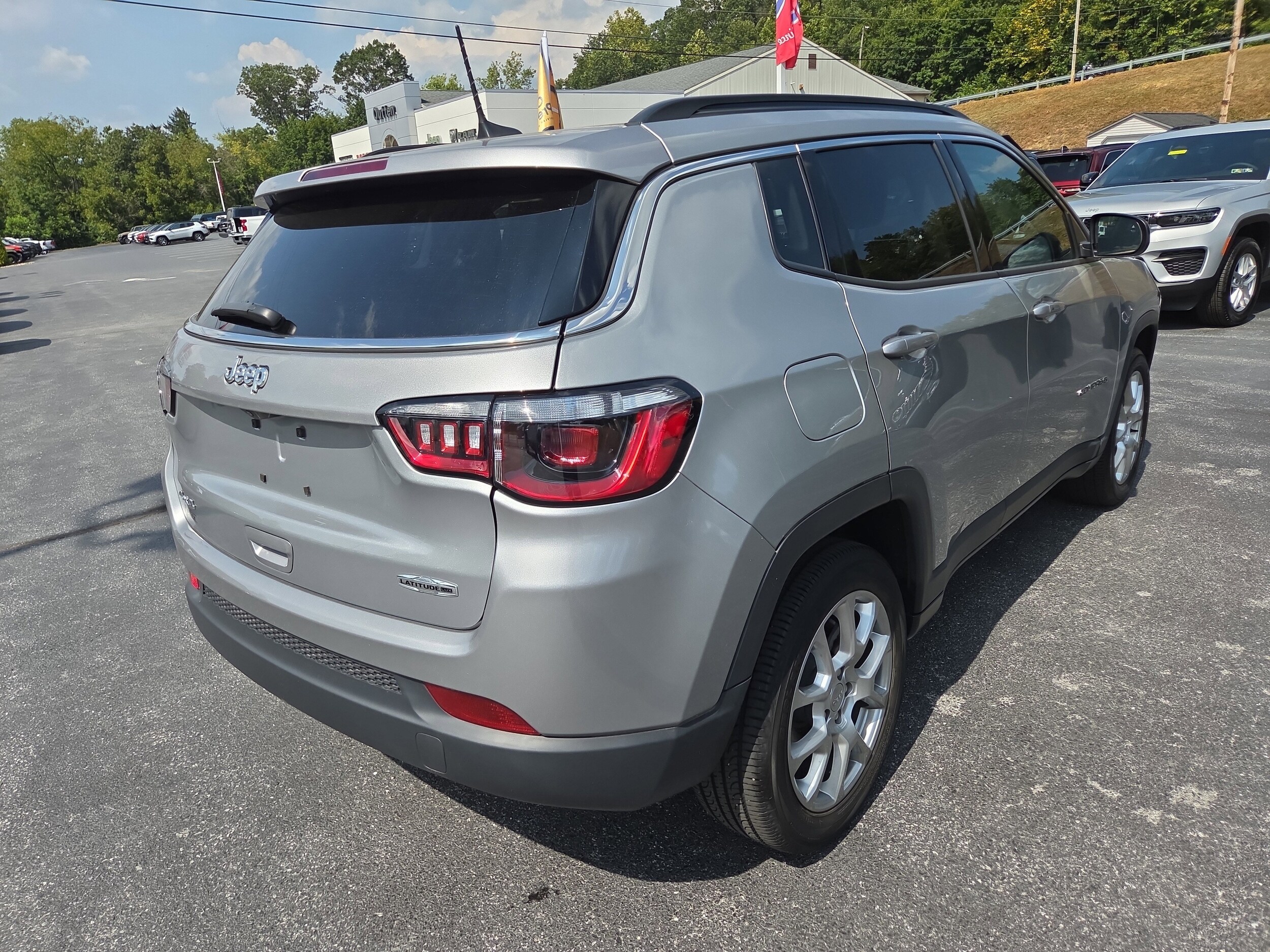 2022 Jeep Compass Latitude Lux photo 2