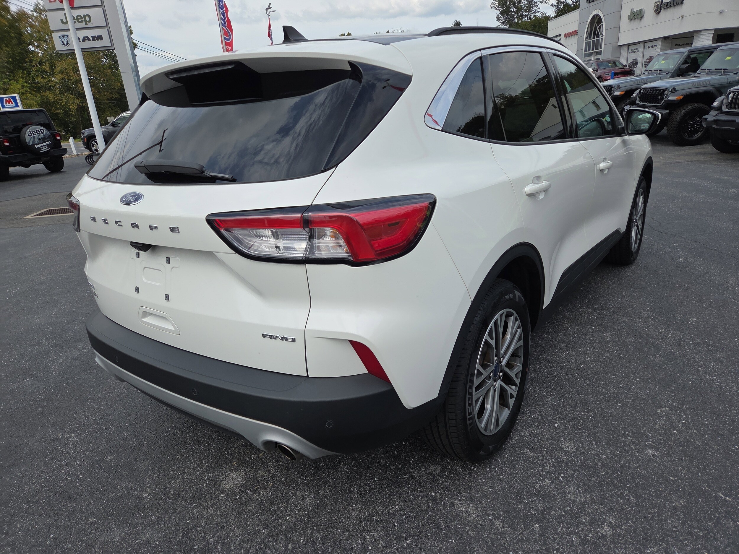 2022 Ford Escape SEL photo 3