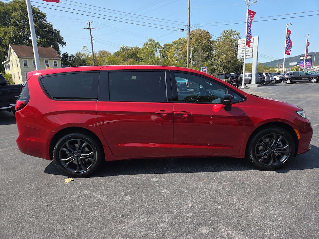 New 2026 Chrysler Pacifica SELECT AWD Passenger Van