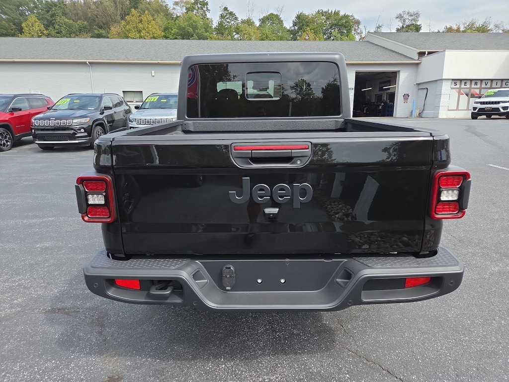 New 2025 Jeep Gladiator SPORT S 4X4 Pickup