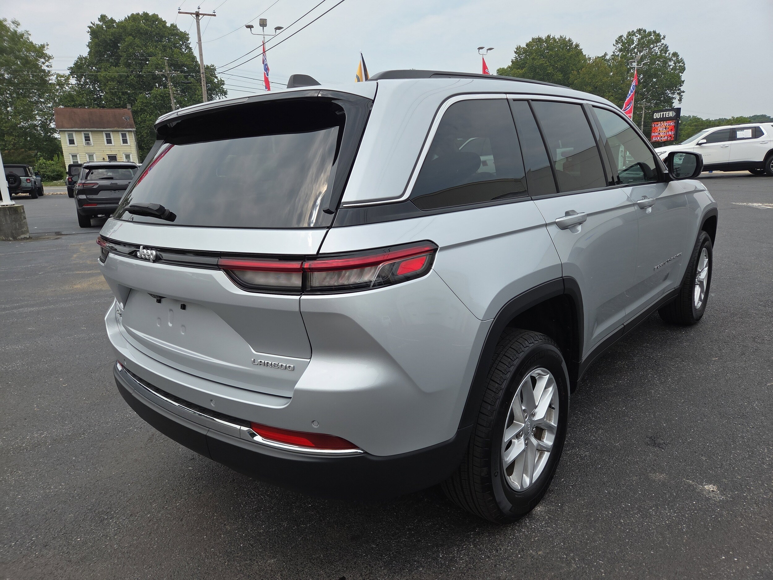 2024 Jeep Grand Cherokee Laredo X photo 2
