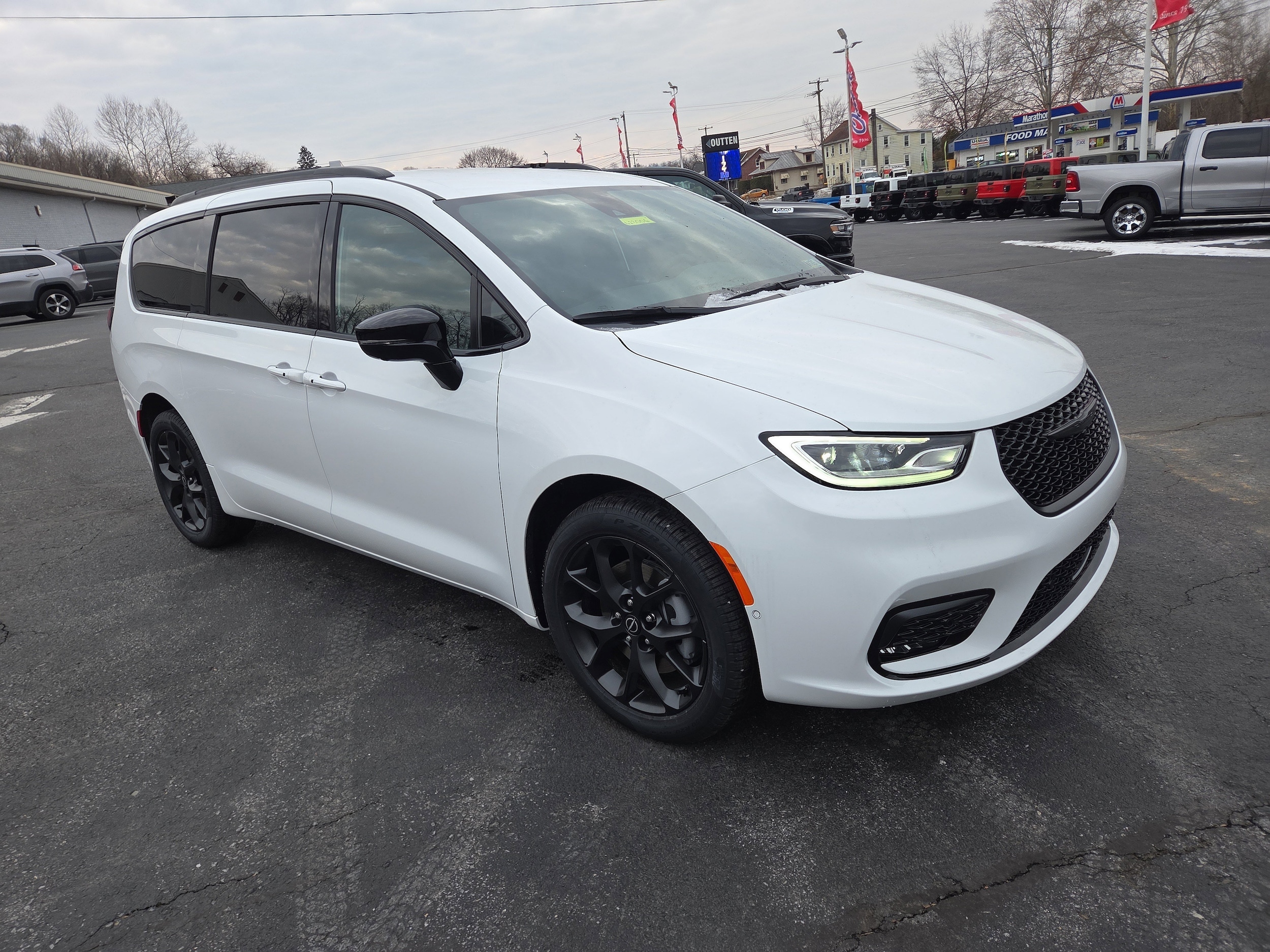 2026 Chrysler Pacifica Select's photo