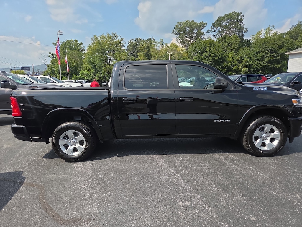 New 2025 Ram 1500 BIG HORN CREW CAB 4X4 5'7 BOX Pickup