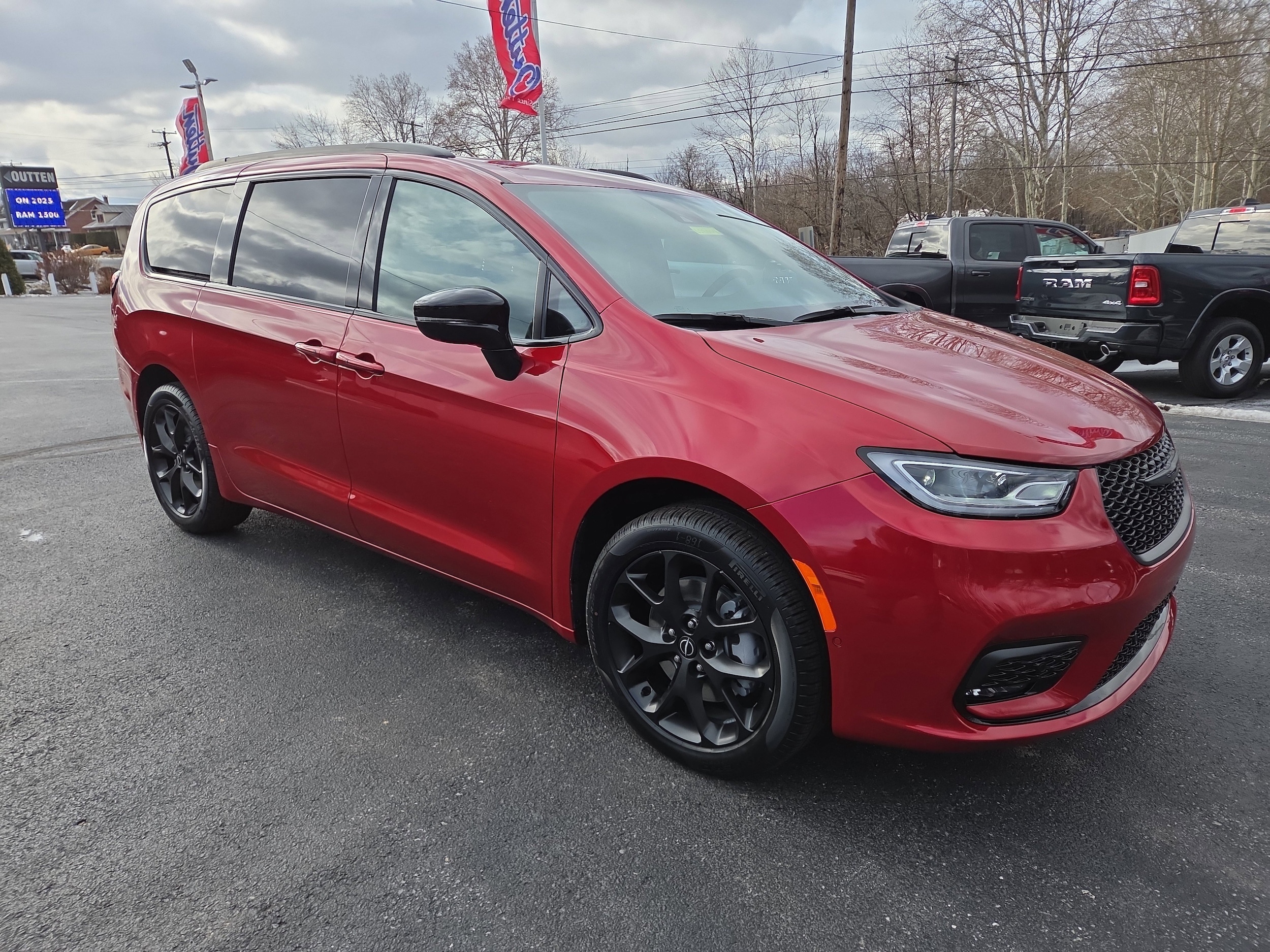 2026 Chrysler Pacifica Select's photo