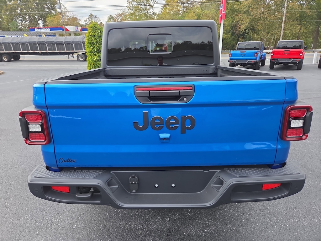 New 2025 Jeep Gladiator SPORT S 4X4 Pickup