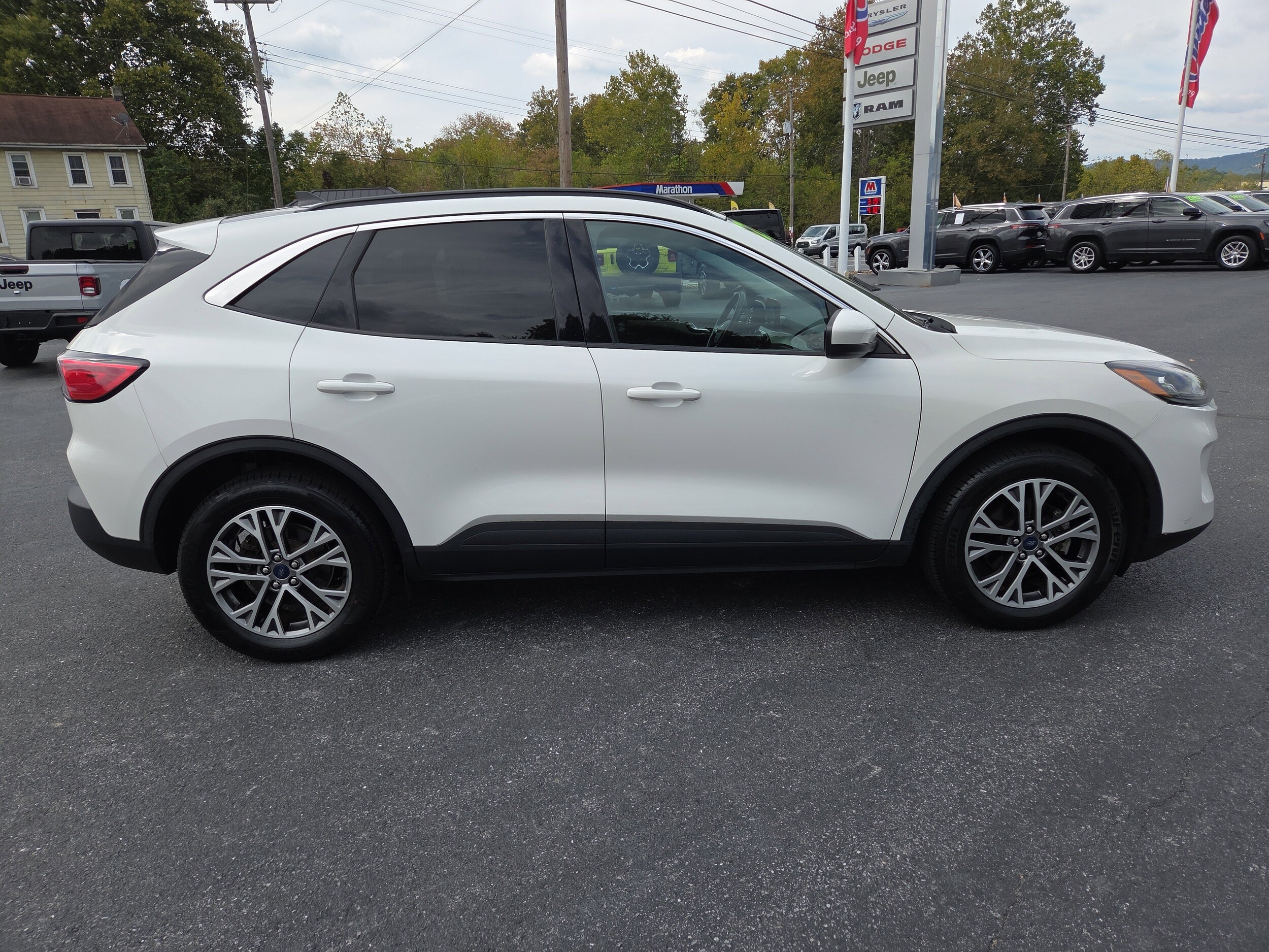 2022 Ford Escape SEL photo 2