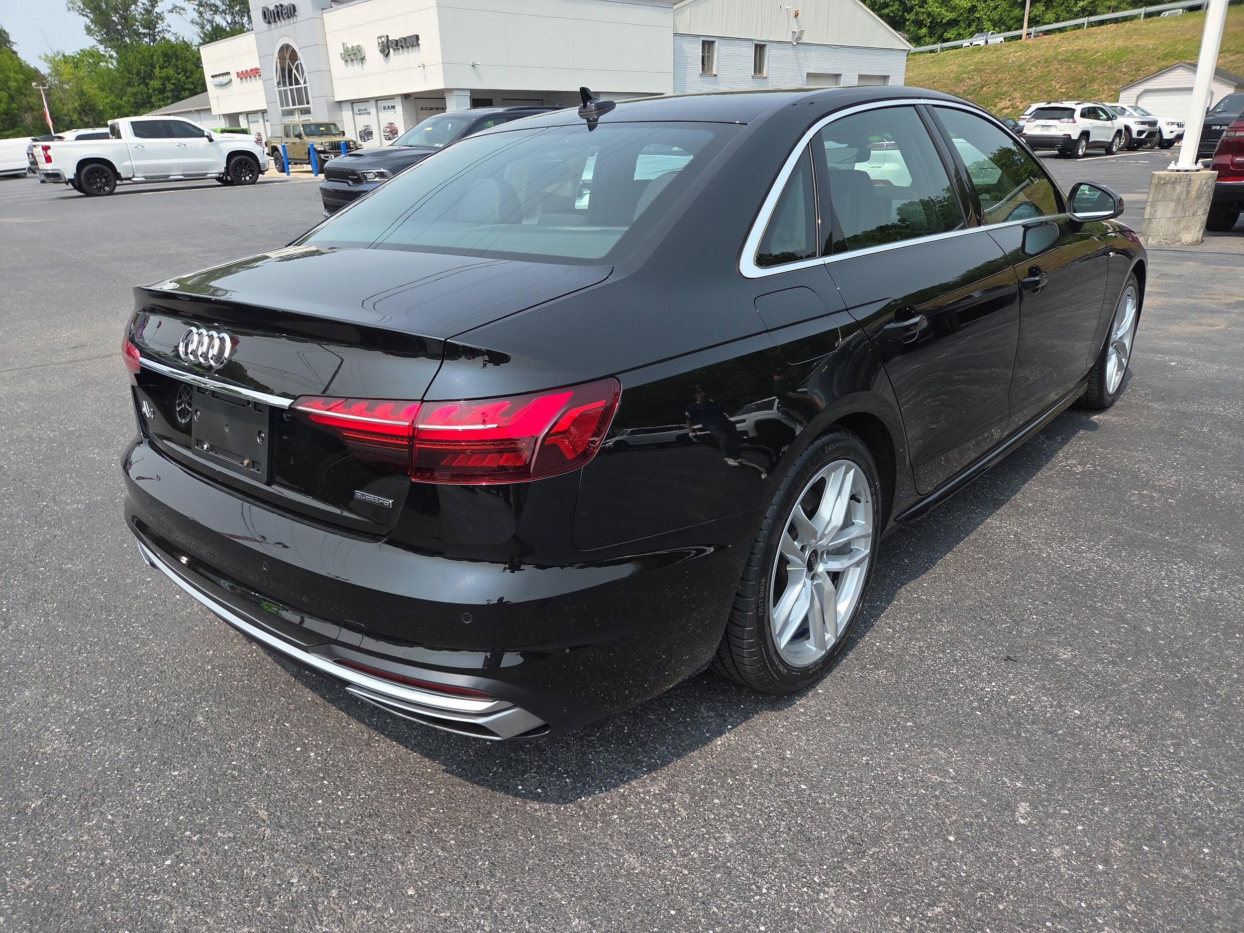 2024 Audi A4 S line Premium Plus 45 TFSI Quattro photo 3