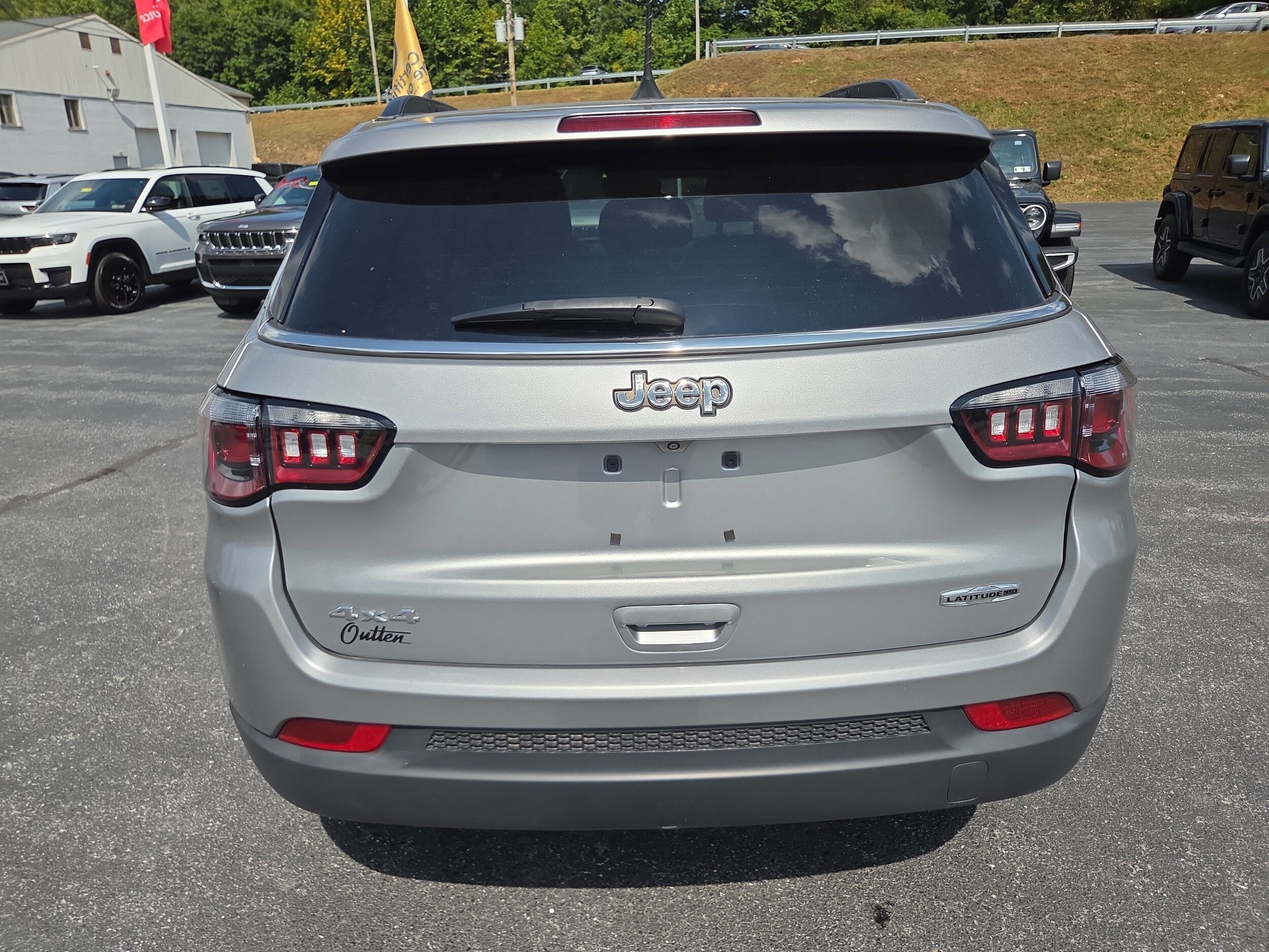 2022 Jeep Compass Latitude Lux photo 3